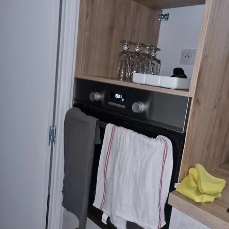 A Granville, Sous-sol Amenage Apartment